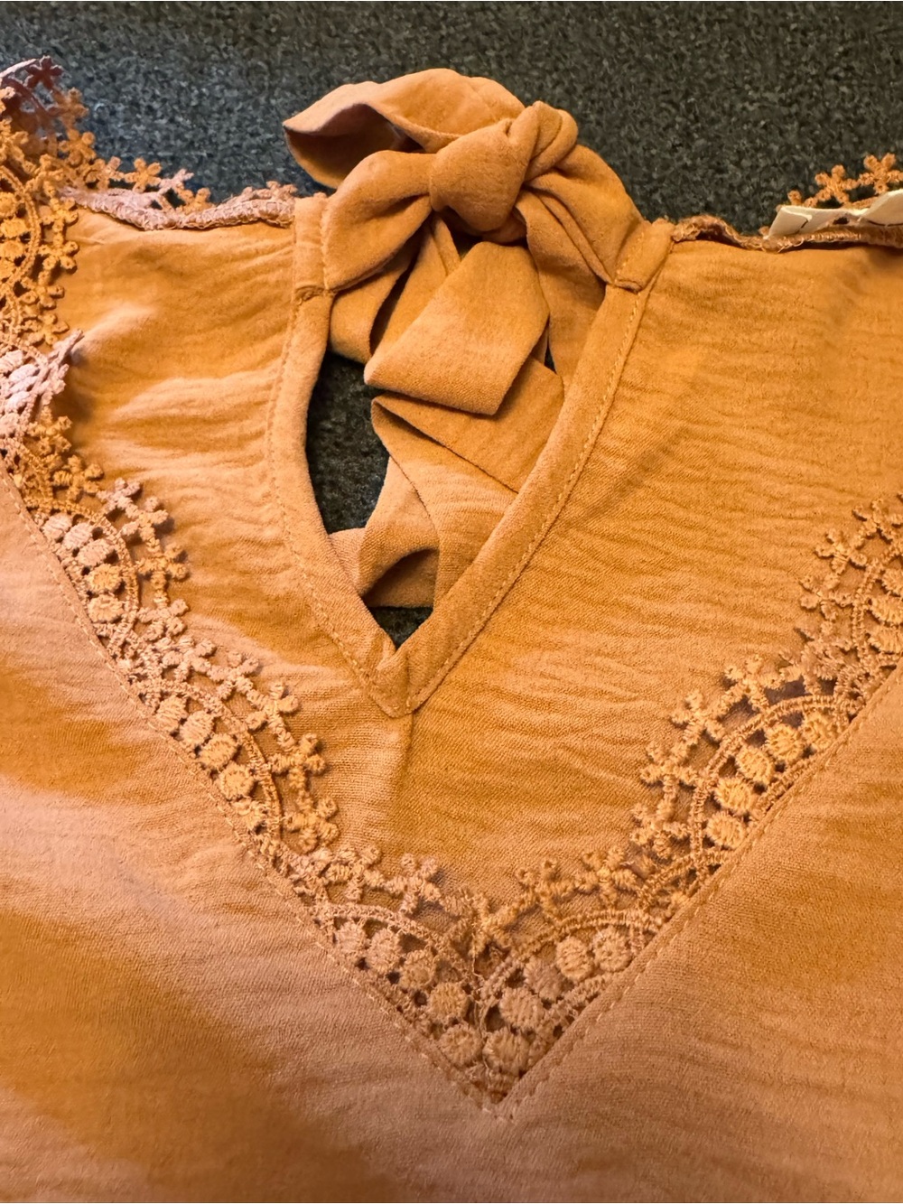 MiNE Rust Flutter Sleeve V-Neck Lace Trim Blouse – Boho Chic Back-Tie Top- M - Picture 4 of 9